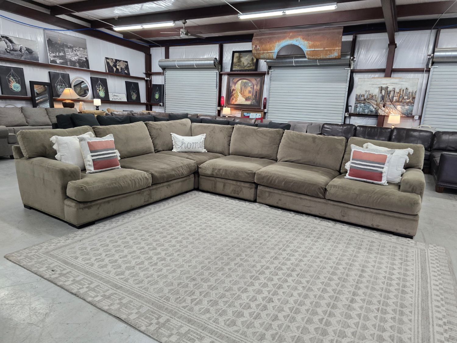 Huge Oversized comfy brown sectional couch by Rooms To-Go 🚛 FAST SAME DAY DELIVERY! 🚚 Image #1 | Ivy Store