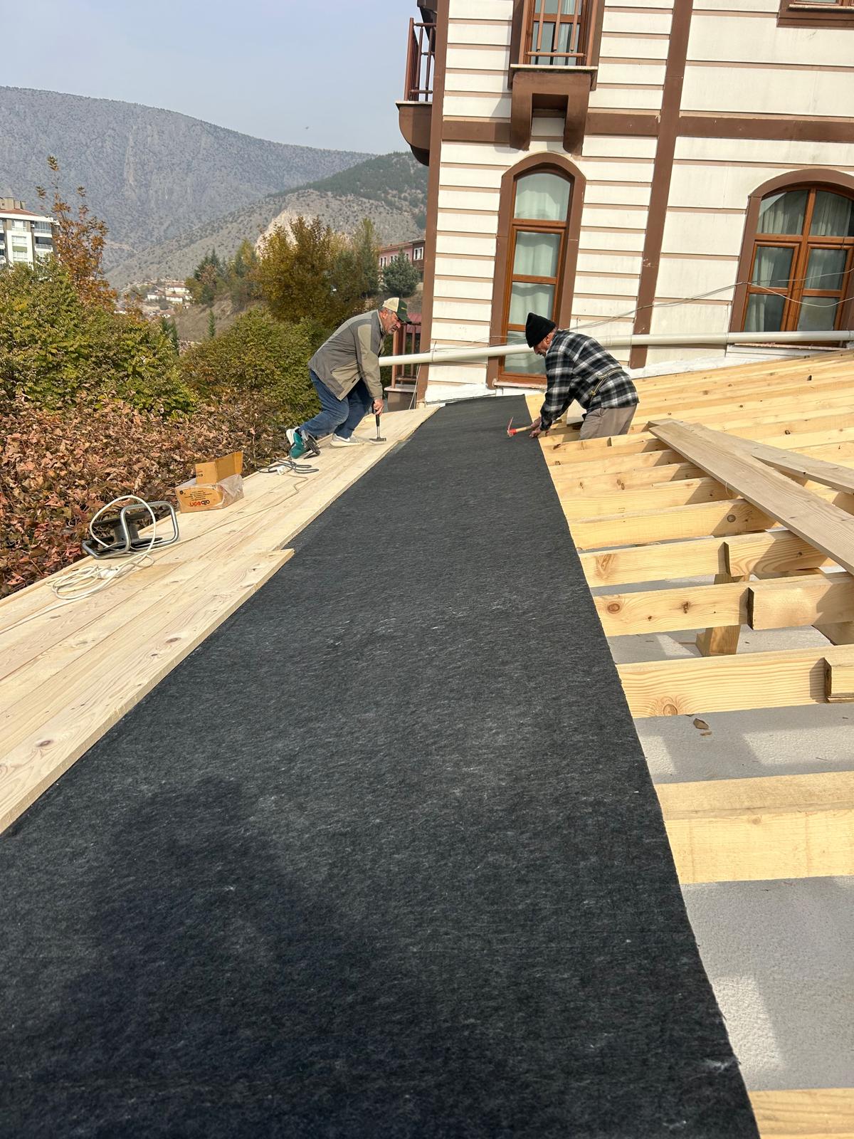 Ahşap evlerde ısı yalıtımı için nefes alan keçe uygulaması