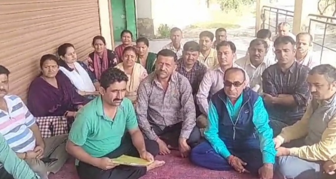 अनिश्चितकालीन हड़ताल पर बैठे विकास खंड संगड़ाह के जिला परिषद कर्मचारी