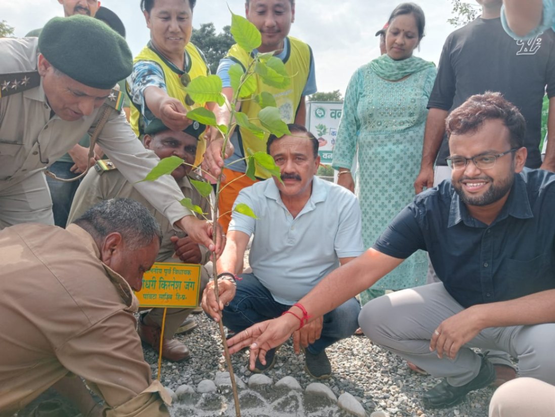 पूर्व विधायक चौधरी किरनेश जंग ने वन विभाग के अधिकारियो के साथ  डंपिंग यार्ड पीपल का पेड़ लगाकर मनाया  वन महोत्सव  । 
