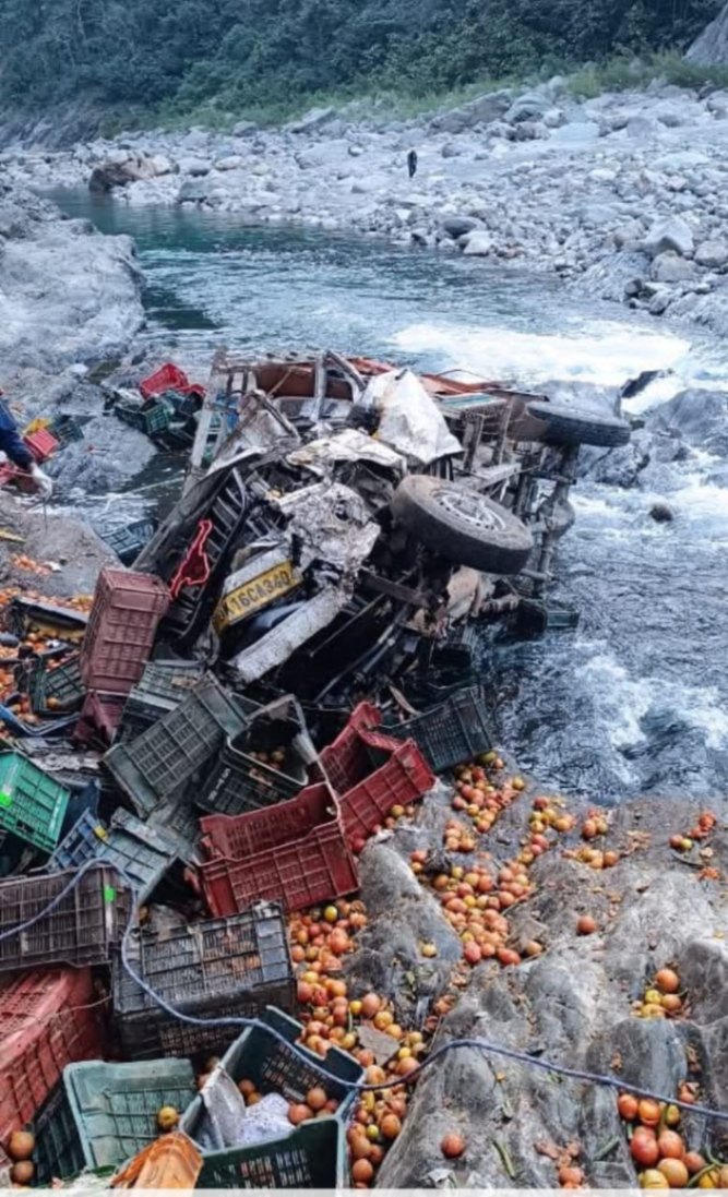 छिबरो पावर हाउस के पास बड़ा हादसा: टमाटर से भरी पिकअप गहरी खाई में गिरी, एक की मौत दो घायल