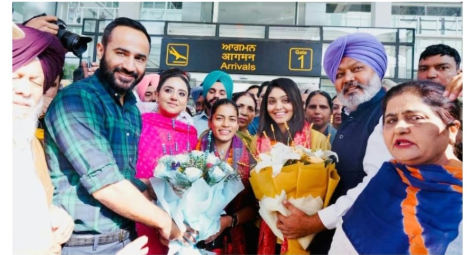 फूलों के हार पहना और भांगड़ा कर विशेष कर विजेता महिला खिलाड़ियों का किया स्वागत 