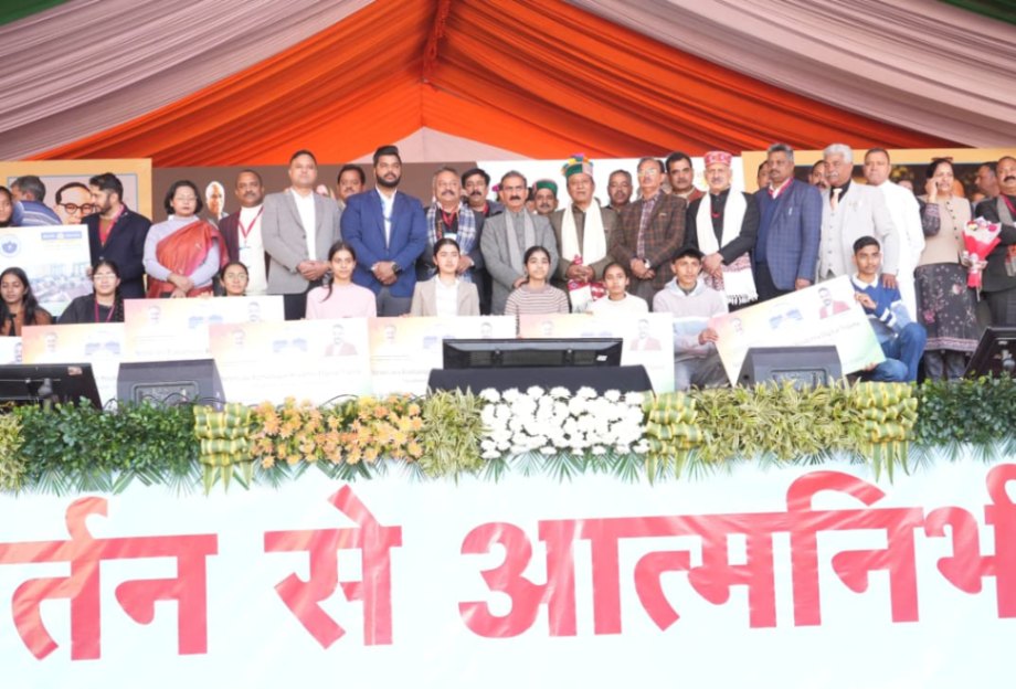 मुख्यमंत्री ने कल्याणकारी योजनाओं के लाभार्थियों को प्रदान की सहायता राशि