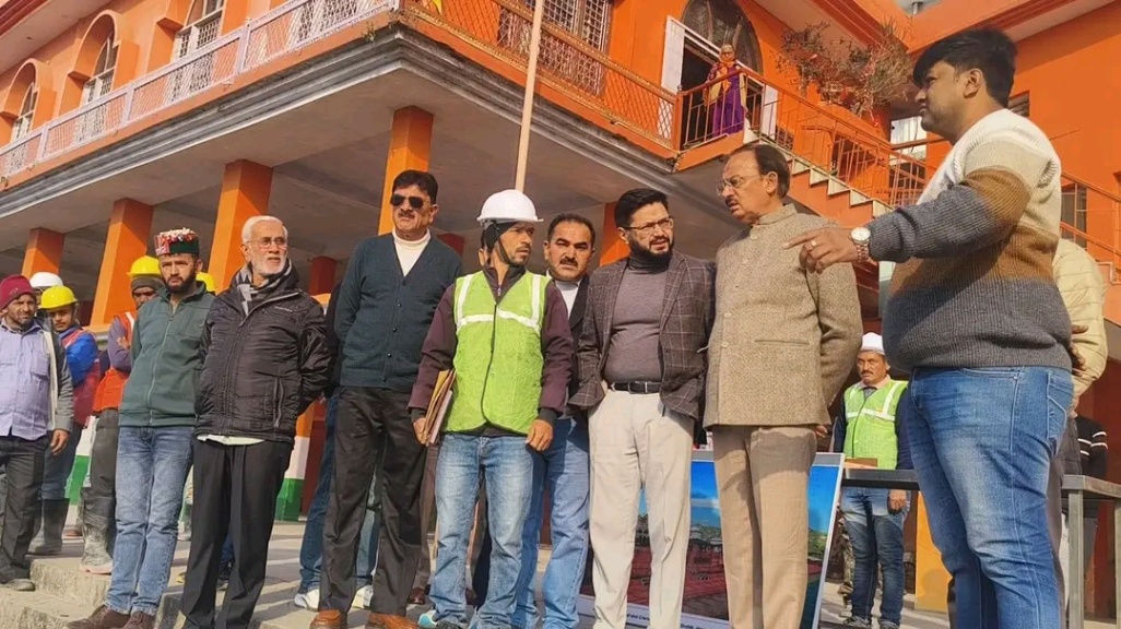 गोविंद घाट के निर्माण व सौंदर्यीकरण कार्यों का उद्योग मंत्री हर्षवर्धन चौहान ने किया निरीक्षण
