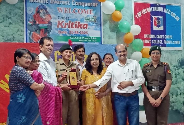 
माउंट एवरेस्ट फतह करने की उपलब्धि पर
एनसीसी कैडेट कृतिका शर्मा  सम्मानित 