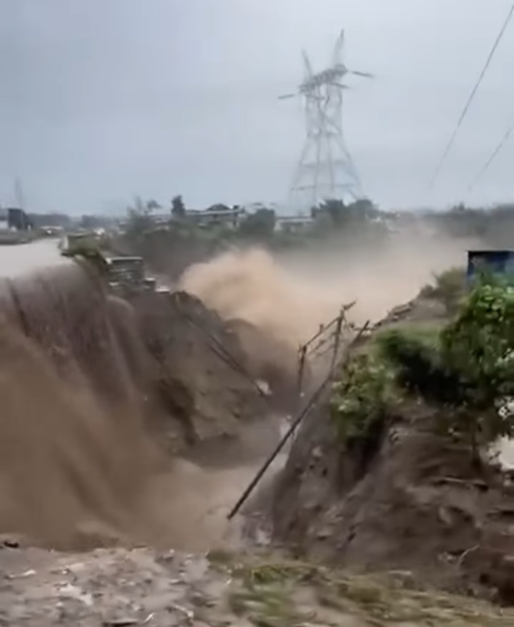 उत्तराखंड: सहस्त्रधारा में बादल फटा, देहरादून-हरिद्वार NH बहा, टपकेश्वर मंदिर डूबा, सहस्त्रधारा में भारी तबाही, दुकाने-होटल-गाड़ियां बहीं