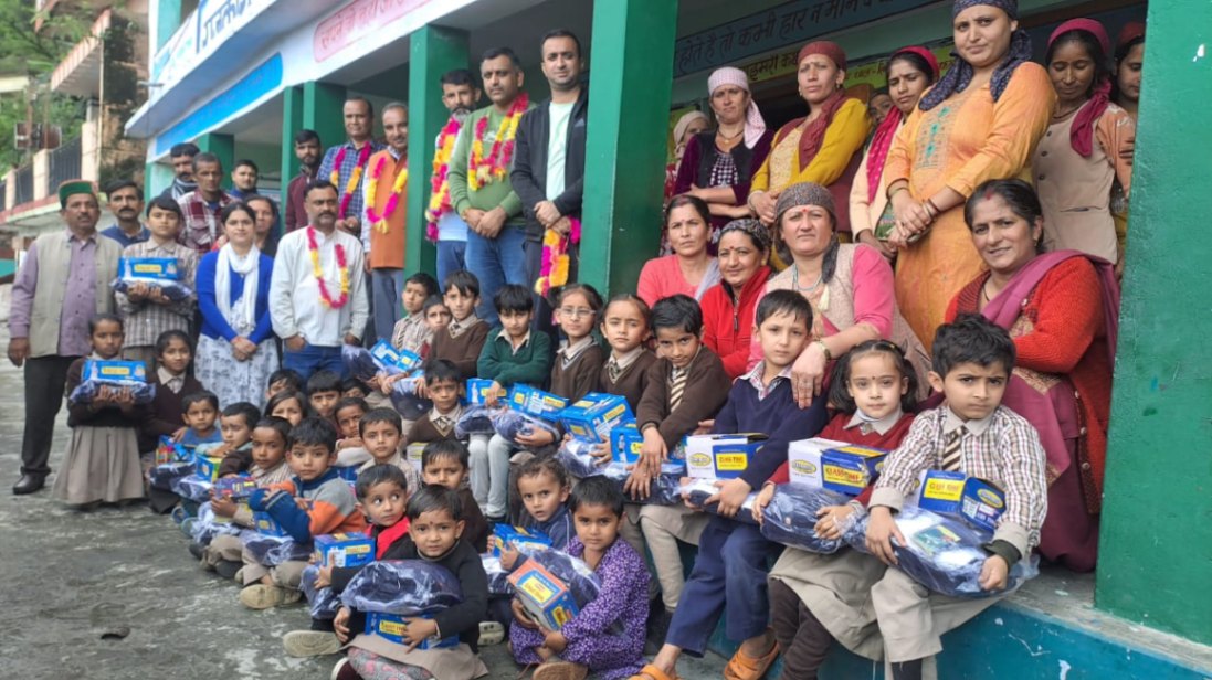 कमरऊ के युवा भाइयों का सुनहरा योगदान — बच्चों को पहनाई नई वर्दी, गांव में गूंजा “शाबाश ठाकुर भाइयों” का नारा