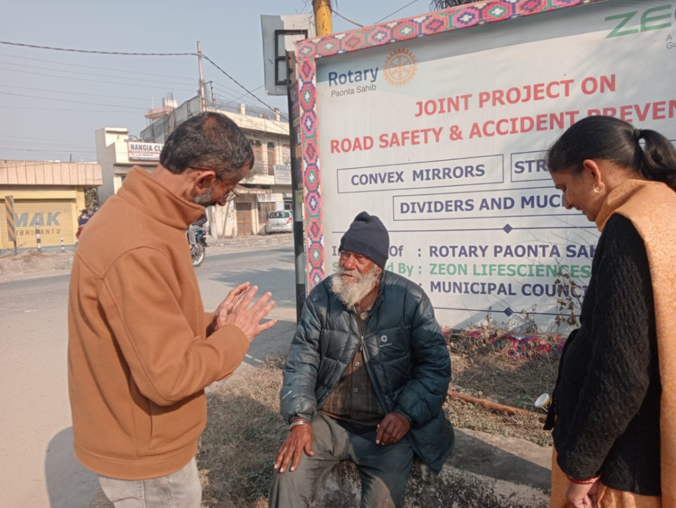 मदद: संजय कंवर ने बुजुर्ग को दिलाया इमानदारी से जीवन जीने का नया अवसर