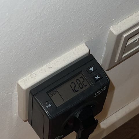 Jan-Sascha Schmidt growlog photo: Temperatur liegt tagsüber oberhalb der Lampe bei 24 Grad, auf Höhe der Pflanzen bei ca 25,5grad! Nachts fällt die Temperatur um die angepeilten 3-4 Grad! 
Der Stromverbauch bei 18/6 der 50W Lampe und der 24/7 Abluft sowie Umluft liegt bei 1kWh pro Tag! 
Morgen wird vermutlich in die beiden 9L Enttöpfe umgetopft. Empfehlung ist eigentlich nur 1x 9L Topf auf dieser Zeltgrösse! 
Try and error - Überlegung meinerseits, ob eine von beiden Dame in einen kleineren Topf kommt und dann extrem gelollipoppt wird! 