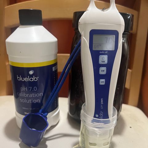 Chemdog 30% Sativa 70% Indica growlog photo: 1/28/23 = Calibrated pH pen. 