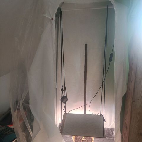 Royal AK Automatic  growlog photo: Hier ein Foto von meiner "Grow Box"
-Ikea Vuku mit decken und Folie außen isoliert 
-Selbstgebautes Licht mit 12h Licht Zyklus
 - Thermopro Messgerät 