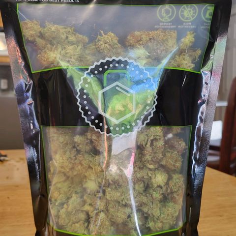 Blue dream # 1 growlog photo: 4 plants in 5 Gal pots yielded 663 grams (23.68 Oz)