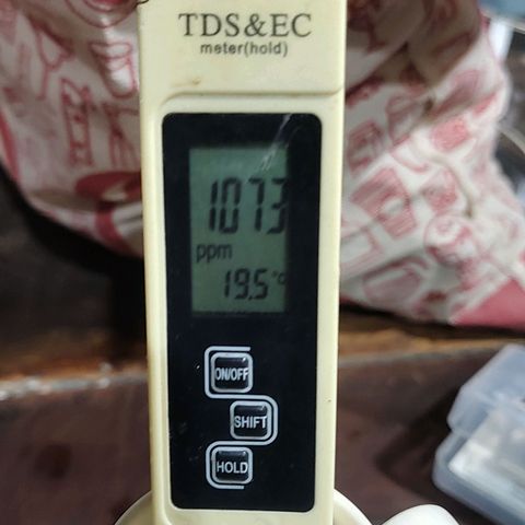 Nicol Punch #1 growlog photo: El agua de mi zona es de poso y ya sale con un EC de entre 400 a 600 PPM es un problema evidente por la acumulación de sales pero bueno iremos tomando medidas para mejorarla en estos susecibos riegos .