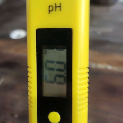 Nicol Punch #2 growlog photo: En las imágenes de los medidores podemos ver la salida del riego ..el agua de pozo introducía parte de 600 ppm ..