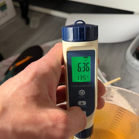Hazey growlog photo: Gave it 1L of water with 3ml of BioBizz Bloom and 1ml of BioBizz Top Grow
Gonna wait for an hour and do a pourThru to check the pH and EC levels of the soil