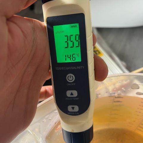 Hazey growlog photo: Gave it 1L of water with 3ml of BioBizz Bloom and 1ml of BioBizz Top Grow
Gonna wait for an hour and do a pourThru to check the pH and EC levels of the soil