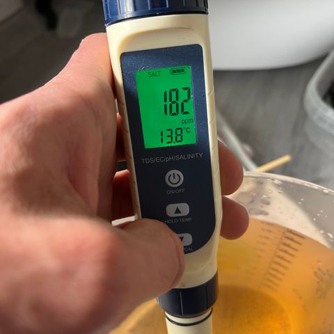 Hazey growlog photo: Gave it 1L of water with 3ml of BioBizz Bloom and 1ml of BioBizz Top Grow
Gonna wait for an hour and do a pourThru to check the pH and EC levels of the soil