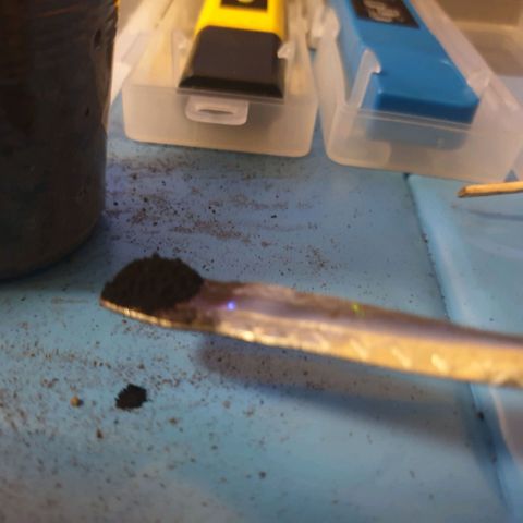 Picchu growlog photo: Con 1 cm de cola, pasamos la semilla a un vaso plástico de 250ml.
Agujereamos para el agua y
Añadimos bolitas de arcilla expandida o arlita, después usamos sustrato universal compacto, sin coco, sin vermiculita, a esa tierra le hice un hoyo de 1cm de profundidad, añadi una pizca de michorizas en polvo, tire otro poco de esporas sobre la semilla y la coloque cuidadosamente con pinzas plasticas, la tape con el mismo polvo de esporas que cayó alrededor del hoyo.
Tras esto, prepare una mezcla de agua de mineralizacion suave, ec  200 (agua grifo 30%+agua desionizada 70% ) añadi 2 gotas de agua oxigenada que son 100ppm, o peroxido de hidrógeno al 3%, y exactamente 0,2ml, unas 100ppm de deepunderground de topcrop.
Es lo único que puedo darles ahora, agua, michrorizas y un poco de estimulador de raíces.
Por lo demás, decir que elegi este sustrato apropósito, con la idea que de las primeras raíces nacerán más robustas al desarrollarse en un sustrato tan compacto.
Los próximos trasplantes serán sustratos normales con alto contenido en coco y vermiculita como siempre uso.