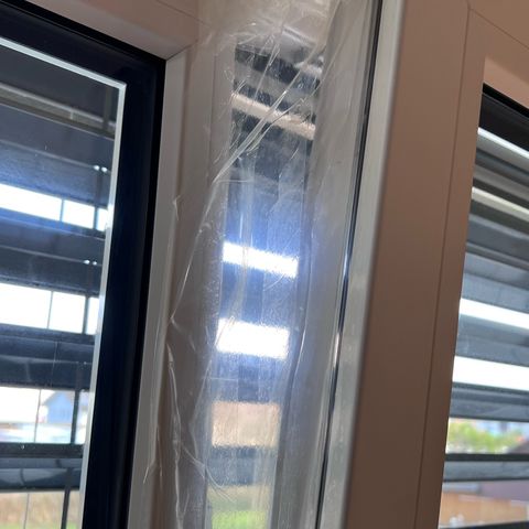 S.N.B  #1 growlog photo: Blätter abgezupft, eine gute Handvoll. 
Fenster gestern mit Klebeband abgedichtet im Schlafzimmer und der Küche.
