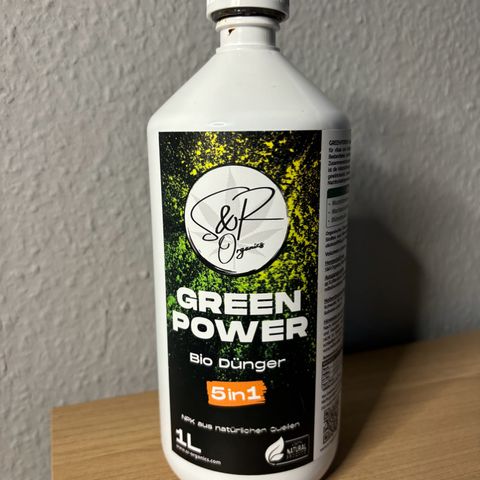 Gertrud growlog photo: Diesen Dünger nutze ich, so lange der Living Soil Dünger von Florganics auf sich warten lässt. 
Green Power ist ein biologischer All-in-one Dünger mit extra Phosphat Booster für die Blüte. 
#keinewerbung