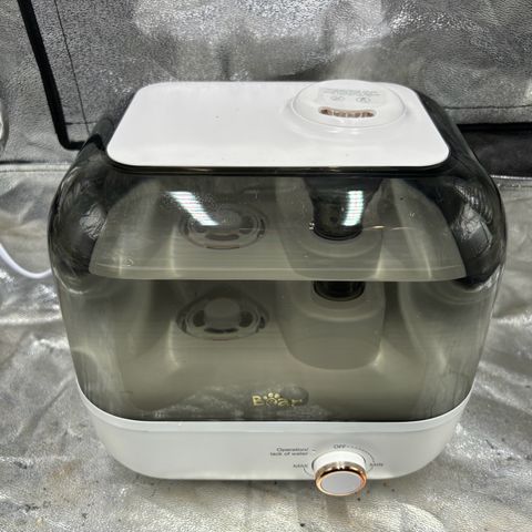 Gertrud growlog photo: 21:30 Uhr 
Endlich kann ich die Luftfeuchtigkeit im Zelt erhöhen. Dank Smart Home mit Automation, so dass der Wert immer im grünen Bereich, also um 65% liegt. Smart Home kann beim Grown echt praktisch sein! 👍🏻
