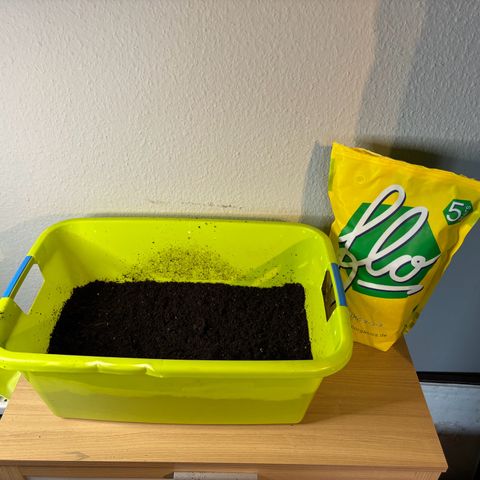 Gertrud growlog photo: 17:45 Uhr 
Heute is endlich der Dünger angekommen. 
Die fertige Mischung muss jetzt aber noch 30 Tage reifen, bevor sie einsatzbereit ist. 
Die passenden Nützlinge habe ich natürlich direkt dazu gegeben. 