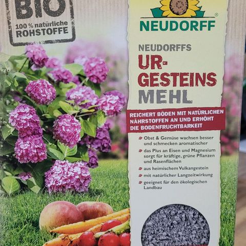 Berry growlog photo: Heute kommt etwas Urgesteinsmehl auf die living Soil um natürliche Nährstoffe an zu reichen. 