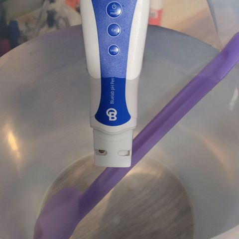 BubbleGum #2 growlog photo: Heute klares Wasser und die PH Geräte frisch kalibriert. 