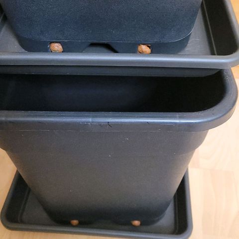 Cookies OG Kloni #1 growlog photo: Schon mal Blähton gewaschen und in den Topfböden verteilt  damit eine 3,5 - 4 cm Drainage Schicht gelegt ist und auch die Drainage Öffnungen vor Schädlinge geschützt, damit von unten kein ran kommen an Erde sein wird. Das ganze mit Pflanzenflies ab gedeckt.