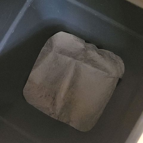 Cookies OG Kloni #1 growlog photo: Schon mal Blähton gewaschen und in den Topfböden verteilt  damit eine 3,5 - 4 cm Drainage Schicht gelegt ist und auch die Drainage Öffnungen vor Schädlinge geschützt, damit von unten kein ran kommen an Erde sein wird. Das ganze mit Pflanzenflies ab gedeckt.