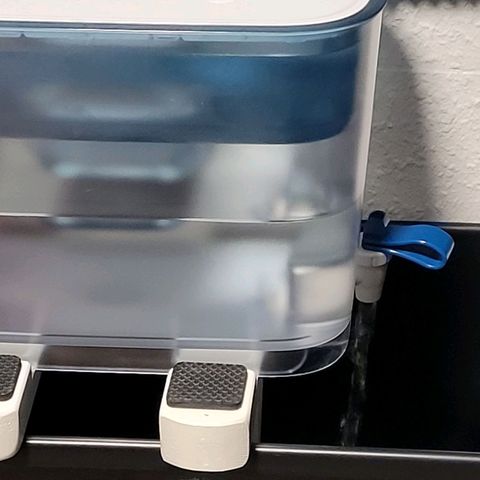 Kalini growlog photo: Heute die Wassertank Befüllung über beide Umgebungen versorgt werden. Mit einem Filter gefiltert Leitungswasser das im Anschluss 6 x am Tag für je 30 min. Belüftet wird.
