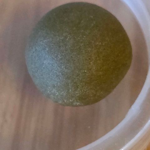 Cookies OG Kloni #1 growlog photo: So , ein schöner Ball der jetzt noch zur weiteren Reifung Vakuumiert für 3-6 Monate bei um 10 grad in Vergessenheit gerät.