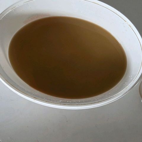 Kalini growlog photo: Heute das Brennnessel, Löwenzahn, Bockshornklee, Hühnermist Pellets, Bananenschalen ferment durch einen Stoffbeutel ab geseit u den Beutel gut aus gepresst. Habe ich das Ferment in 2 Flaschen ab gefühlt u Dunkel , kühl gelagert. Der Rest im Eimer wird nun nach u nach in kleiner Dosis in die Erde gebracht.