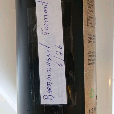 Kalini growlog photo: Heute das Brennnessel, Löwenzahn, Bockshornklee, Hühnermist Pellets, Bananenschalen ferment durch einen Stoffbeutel ab geseit u den Beutel gut aus gepresst. Habe ich das Ferment in 2 Flaschen ab gefühlt u Dunkel , kühl gelagert. Der Rest im Eimer wird nun nach u nach in kleiner Dosis in die Erde gebracht.