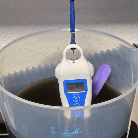 Skitti 1 growlog photo: Ihre Suppe ist an gerührt.
Ein Kühlpad bringt es nun auf zarte 20 grad u der Bio Bizz hat schon auf PH 6.7 gedrückt. 0.5 hol ich noch mit Bio Bizz PH - runter und dann gehts rein mit PH 6.2 / 6.3. On Point