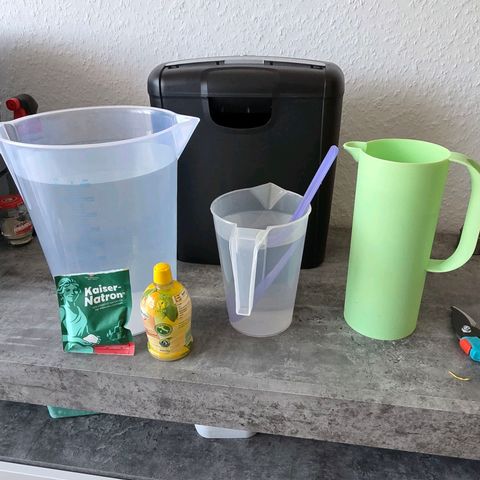 Torti growlog photo: Die Bud Washing Staße !
Links 5 l Wasser mit 2 Teelöffel Natron u 3 Esslöffel Zitronensaft.
Daneben 2 x klar Wasser zum Nachspülen.
Falls Insekten u Feinstaub u Microfaser!
Das will man nicht mit Rauchen.