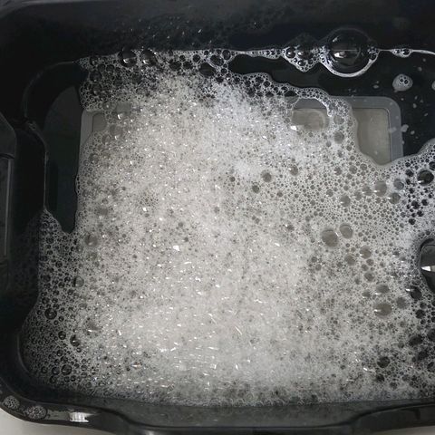 Kalini growlog photo: Die Erntezeit startet mit Kalini Asia.
Drum wird jetzt das TrimBin 150 mlkron Sieb einer Spezial Reinigung unter zogen.
Beginnend im Warm Wasser mit Spüli.
Danach gut aus spülen unter klar kalt Wasser.
Nach der Trocknung wird das Sieb noch in Isopropanol getaucht.
Nach der weiteren Trocknung wieder steril in Folie gesetzt.
