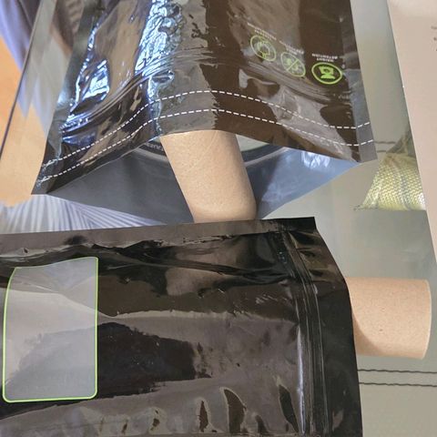 Mexican growlog photo: Die Bleche vom Cannatrol liegen bereit u hier bewährt sich 4 extra Lagen zu gekauft zu haben. 
Lets Rock , Entlauben u Nass Trimm startet.
Und für 130 gr trocken Gewicht liegen die Grove Bag Terp Loc für Kalini Asia bereit u noch mal frisch Desinfiziert.
Deshalb die Papprollen damit ihnen später beim Befüllen alles Safe trocken.
