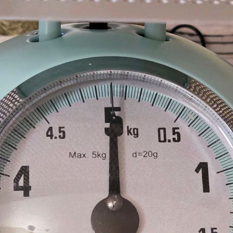 Mexican growlog photo: Die Bleche vom Cannatrol liegen bereit u hier bewährt sich 4 extra Lagen zu gekauft zu haben. 
Lets Rock , Entlauben u Nass Trimm startet.
Und für 130 gr trocken Gewicht liegen die Grove Bag Terp Loc für Kalini Asia bereit u noch mal frisch Desinfiziert.
Deshalb die Papprollen damit ihnen später beim Befüllen alles Safe trocken.