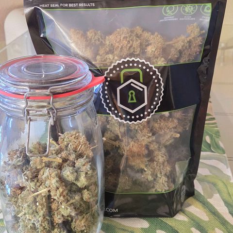 Diesel growlog photo: In der Tüte die Buds aus dem oberen Bereich , mehr sedierend u im Glas aus dem unteren , milchig Bereich.