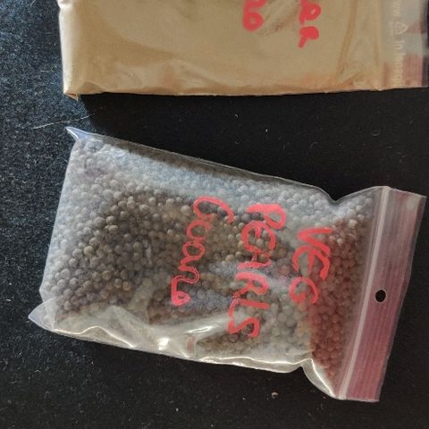 La nitt (amnesia XXL) growlog photo: En allant chercher le placard, après divers multiples bourdes du vendeur, nous avons eu en cadeau, c deux sachet. La poudre servira a raison de 10g par pot pendant la floraison pour augmenter le goût l odeur des têtes. L' autre sert de drainant a mettre avec le substrat, combien ?😔