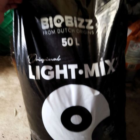 Zkittlez Auto growlog photo: Mise en pot, voici mon set up, engrais, terre plus ajout substrat