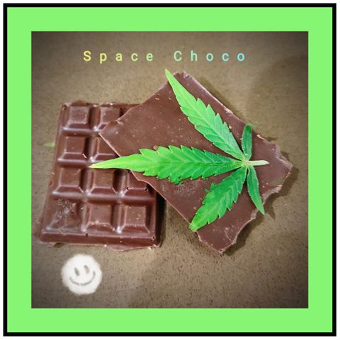 Caramellow Kush Automatic growlog photo: Fabrication de chocolat au cannabis emballé en pochette comme des barrettes de shit. Tamisage à sec de la manucure de la sherbert Queen. Environ 1g pour la première passes. Trop de matière végétale. 