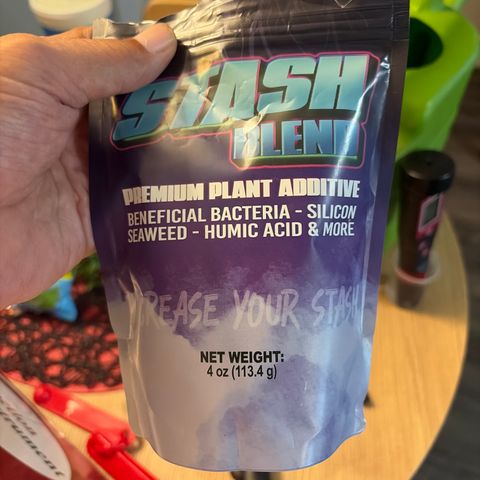 Sundea Driver  #1 growlog photo:  Today I am feeding it the new nutrients.I am in the fourth week of Bloom. pH 6.6- PPM 106. water temperature 73.7. I am using two spider farmer SF 100 and 3 miracle Grow lightbulbs. And one cheap grow light that came with the tent.