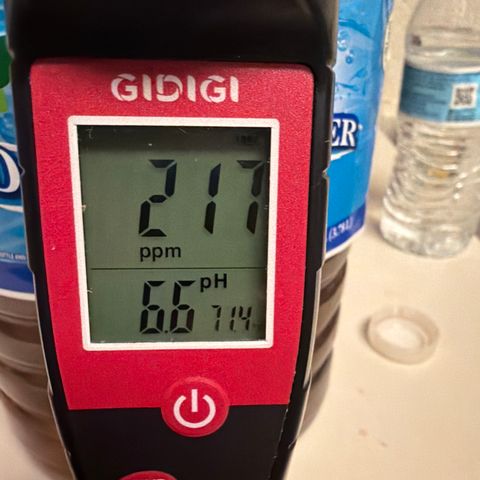 Sundea Driver  #1 growlog photo:  Today will be starting the sixth week of bloom. As you can see, I am just feeding it real growers, green dots, and stash blend. pH levels are perfect. PPM levels are perfect.