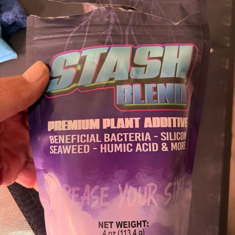 Sundea Driver  #1 growlog photo:  Today will be starting the sixth week of bloom. As you can see, I am just feeding it real growers, green dots, and stash blend. pH levels are perfect. PPM levels are perfect.