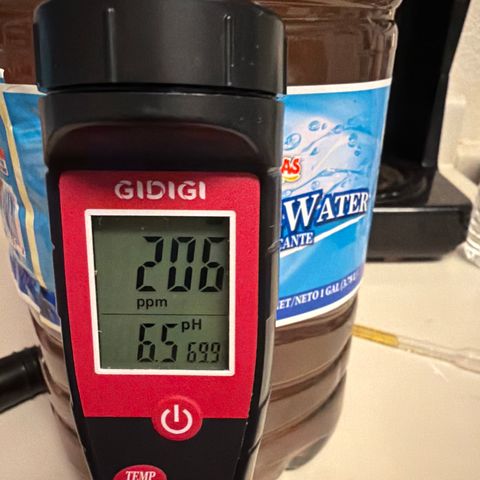Sundea Driver  #1 growlog photo:  Today will be starting the sixth week of bloom. As you can see, I am just feeding it real growers, green dots, and stash blend. pH levels are perfect. PPM levels are perfect.