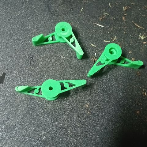 Cheese GB growlog photo: Clips o pinzas para tutorar, facilidad en el manejo del LST, deja de atar y de estrangular la planta, con estos clipstal vez conseguiremos guiar la planta en ángulos casi perfectos. A ver qué tal funcionan!