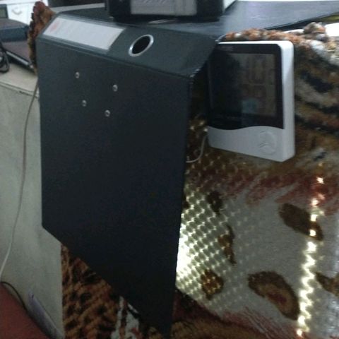 Auto Critical XXL growlog photo: - El tupper fue bajado hasta dejar un espacio de 3cm con la tapa para lograr un  efectivo efecto invernadero.

- Se reguló la temperatura con termohigrometro hasta lograr un balance .