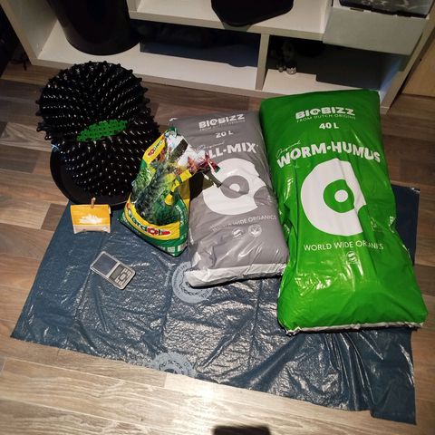 Mario's Runtz growlog photo: Heute Erde Vorbereitet 15l All-Mix und 1,5 Liter Wurmhumus + 15g Bittersalz. 